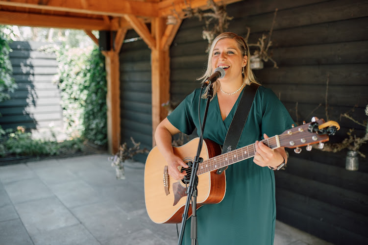 Aimee Baars Music - Zangeres Bruiloft & Uitvaart in Swalmen | Uitvaartbegeleider | Onafhankelijk vergelijker