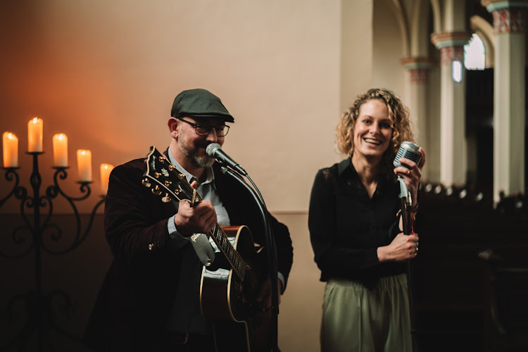 Akoestisch Duo - Maartje & Sander - Zangeres in Beek | Uitvaartbegeleider | Transparante dienstverlening