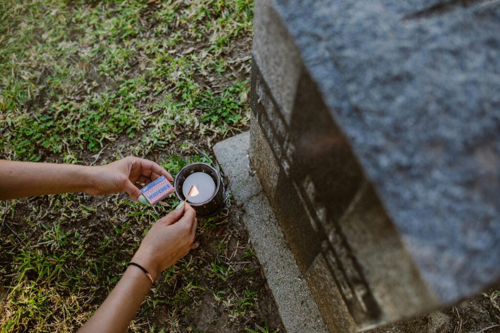 Asbestemming: Wat mag je wel en niet doen met de as na crematie?