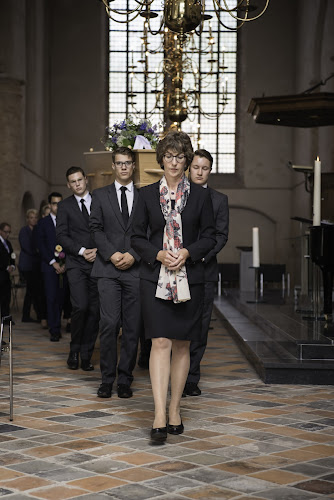 Corine de Jong uitvaartverzorging in Wijk en Aalburg | Afscheidsbegeleider | Vergelijk tarieven