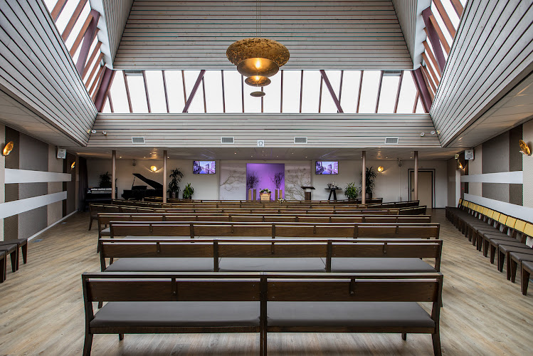 DELA Beukenhof - Crematorium en begraafplaats in in Schiedam | Uitvaartbegeleider | Transparant en eerlijk