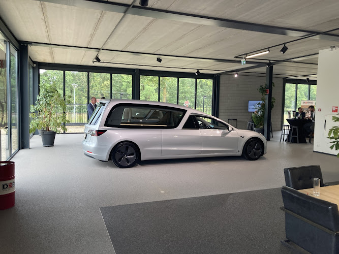 Derks Uitvaartmobiliteit (The Hearse & Limo in Uden | Uitvaartzorg | Transparante tarieven