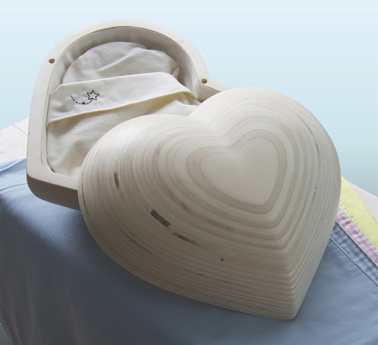  baby kistjes en urnen van hout in Westbeemster | Uitvaartzorg | Transparante dienstverlening