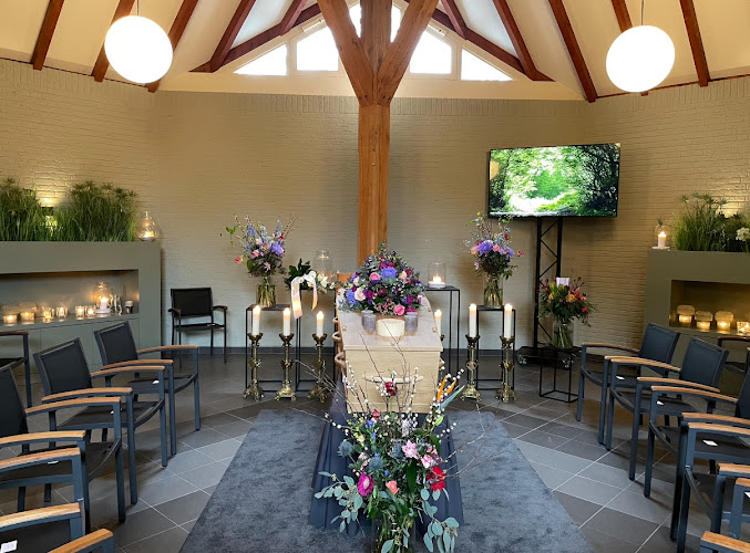 Hommage Uitvaarten - Uitvaartonderneming in Eindhoven | Uitvaartbegeleider | Vergelijk zorg & tarieven