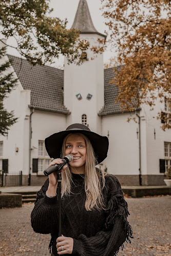 Huwelijkszangeres Steffi Ras in Eindhoven | Uitvaartbegeleider | Vergelijk aanbieders in de regio