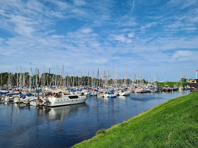 Marina Brouwershaven | Uitvaartonderneming | Vergelijk aanbieders in de regio