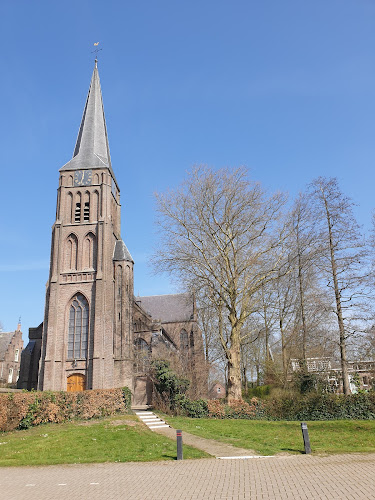 R.K. H.H. Petrus en Pauluskerk in Varik | Uitvaartzorg | Vergelijk tarieven