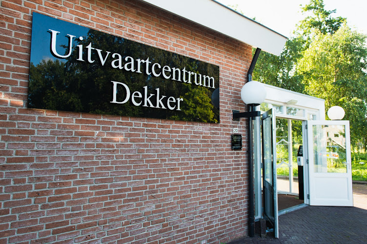 Uitvaartcentrum Dekker Zuid-Scharwoude | Uitvaartcentrum | Wij helpen u kiezen