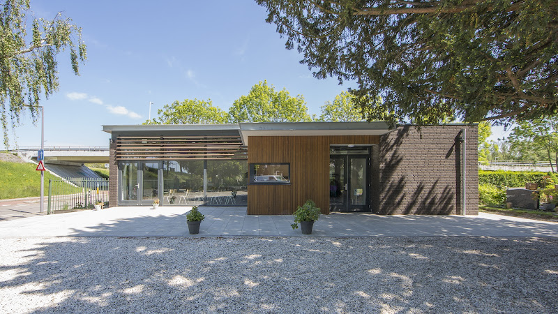 Uitvaartcentrum en Begraafplaats IJsselmonde in Rotterdam | Uitvaartbegeleider | Vergelijk diensten en tarieven