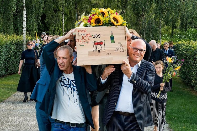 Uitvaartonderneming Anneloes met aandacht in Amsterdam | Uitvaartverzorger | Transparant en eerlijk