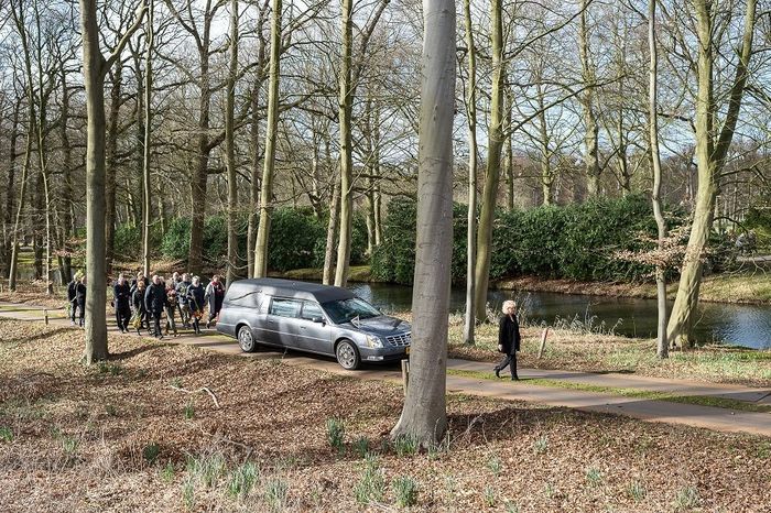 Uitvaartverzorging Loes Hofhuis in Haarlem | Uitvaartbegeleider | Eerlijk en transparant