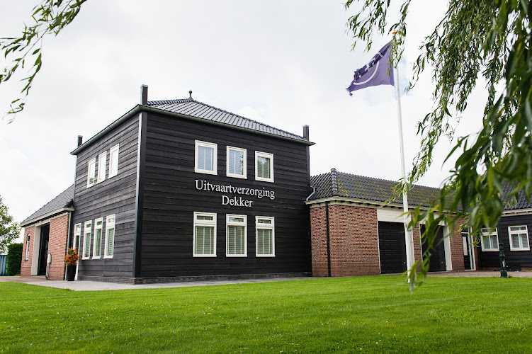 Uitvaartverzorging Pieter Dekker in Heerhugowaard | Uitvaartzorg | Transparant en eerlijk