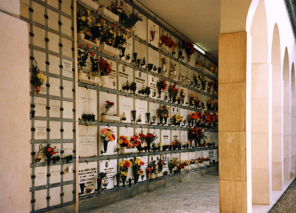Urnenmuur (columbarium) of urnengraf: Wat is het verschil in kosten?
