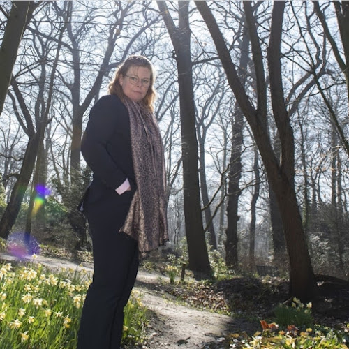 Van der Eijk Uitvaartverzorging in Naaldwijk | Afscheidsbegeleider | Wij helpen u kiezen