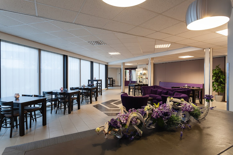 Van Dongen UitvaartZorg & uitvaartcentrum in Zoetermeer | Uitvaartbegeleider | Vergelijk zorg & tarieven