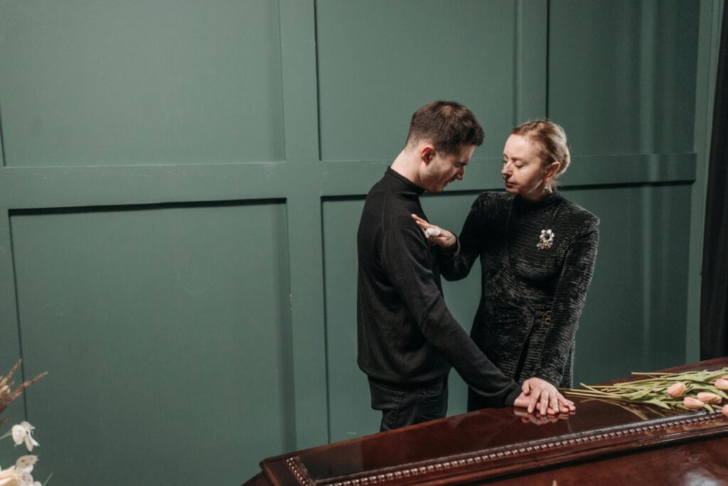 Wat trek je aan naar een begrafenis? Kledingadvies en dresscodes