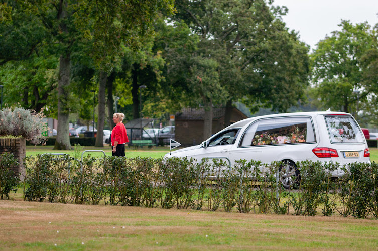 Yvonne van Ophuizen in Limmen | Uitvaartbegeleider | Vergelijk zorg & tarieven